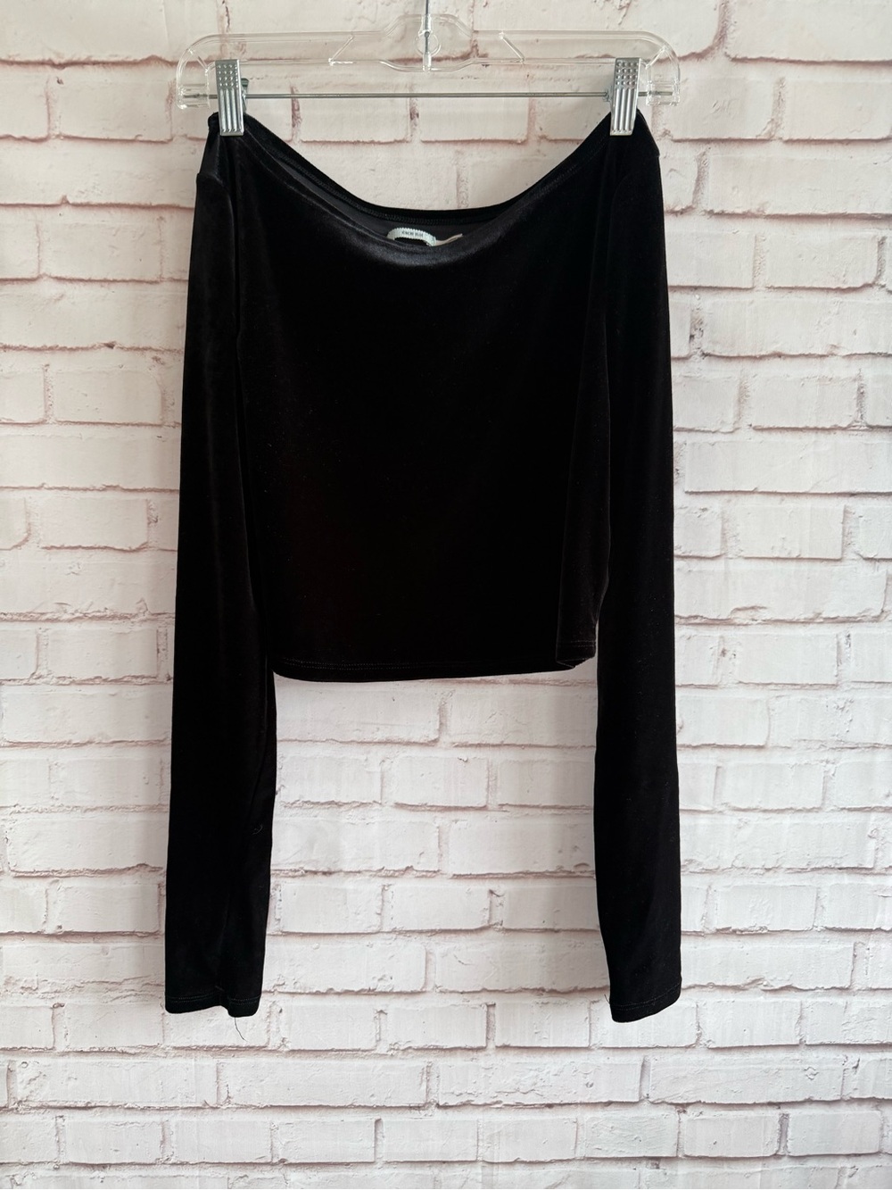 Black‎ Long-Sleeve Velvet Crop Top